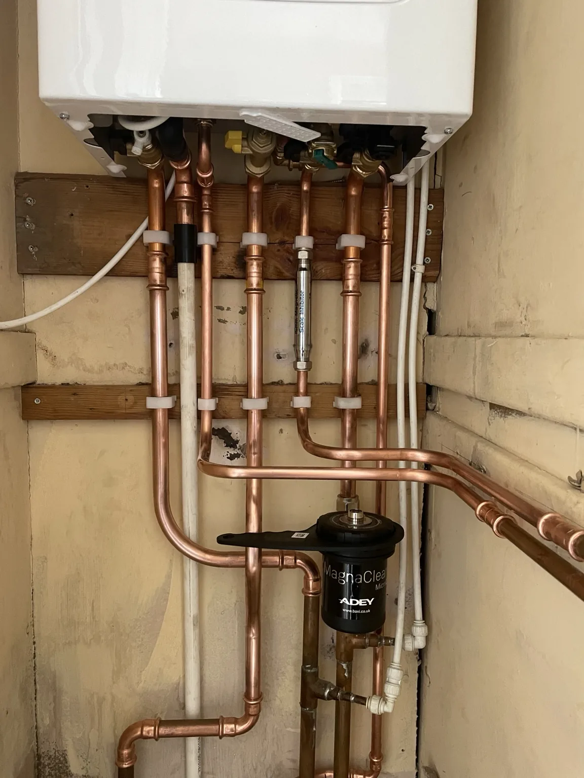 Heating manifold and copper pipework installation