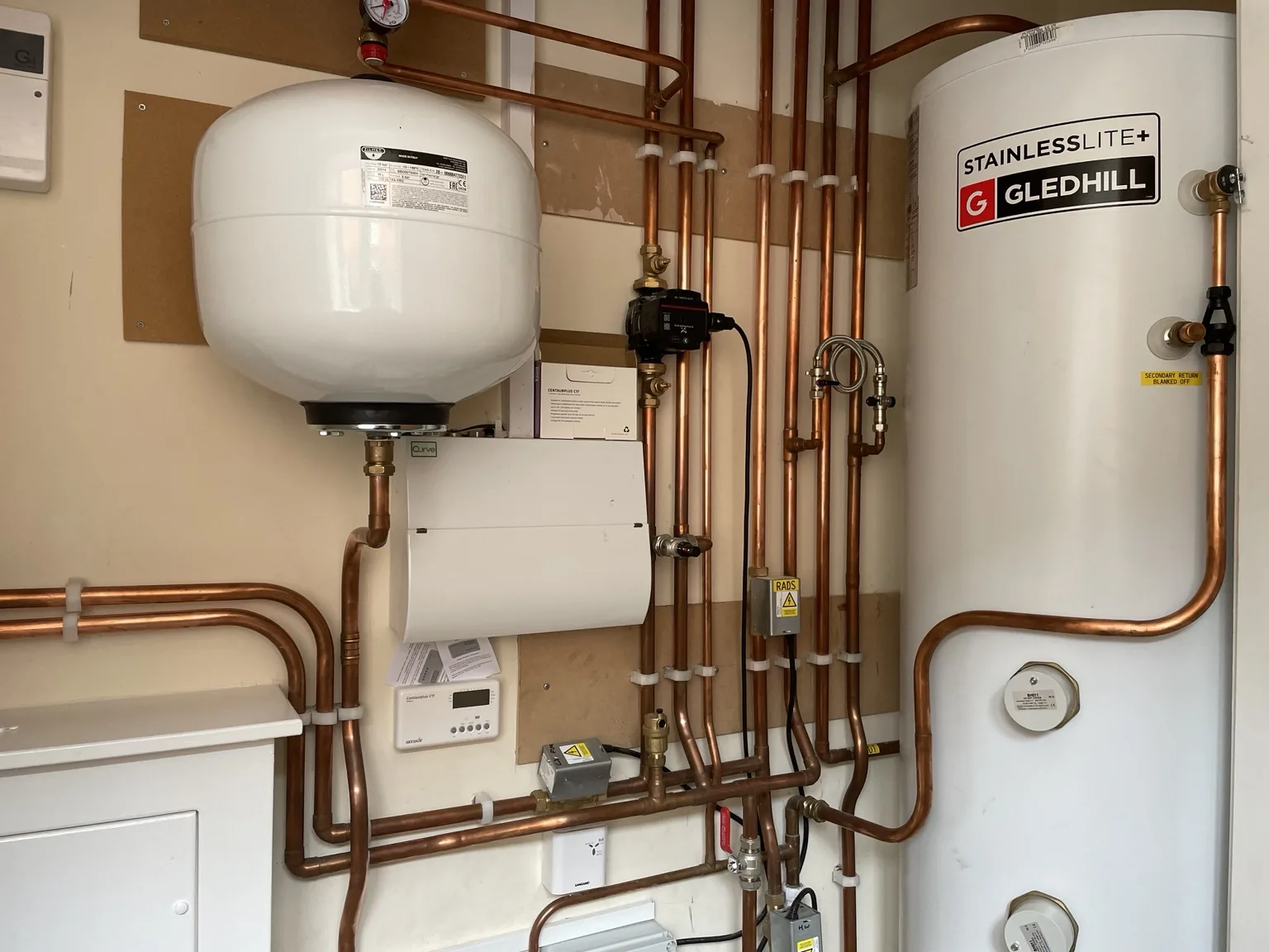 Hot water cylinder and heating pipework